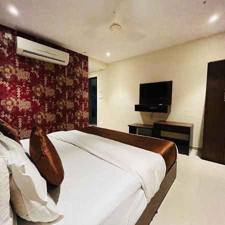 Hotel Nova Vesu Сурат Екстериор снимка