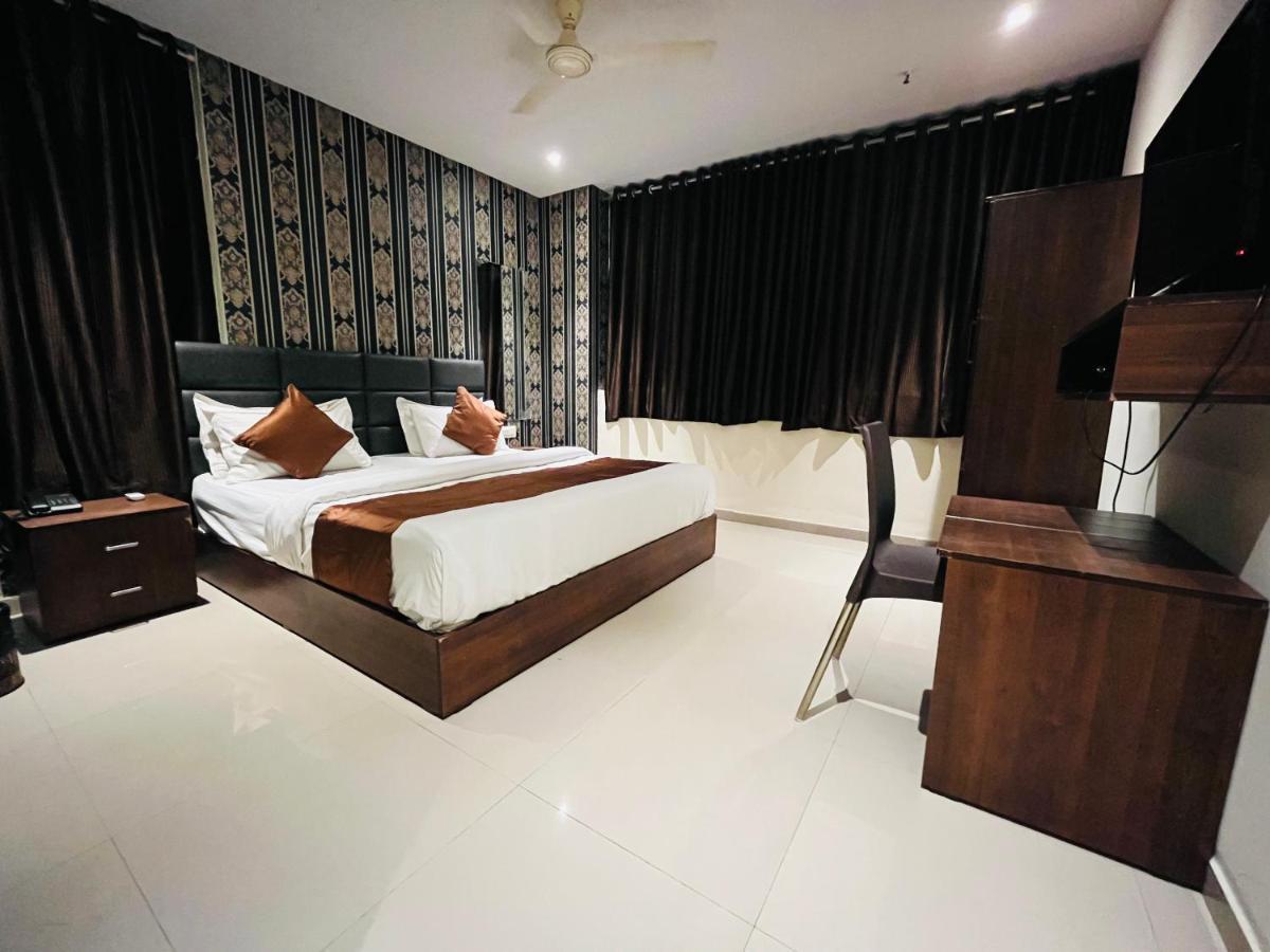 Hotel Nova Vesu Сурат Екстериор снимка