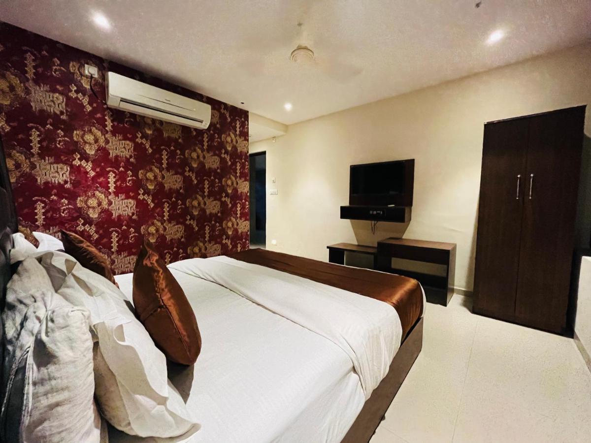 Hotel Nova Vesu Сурат Екстериор снимка