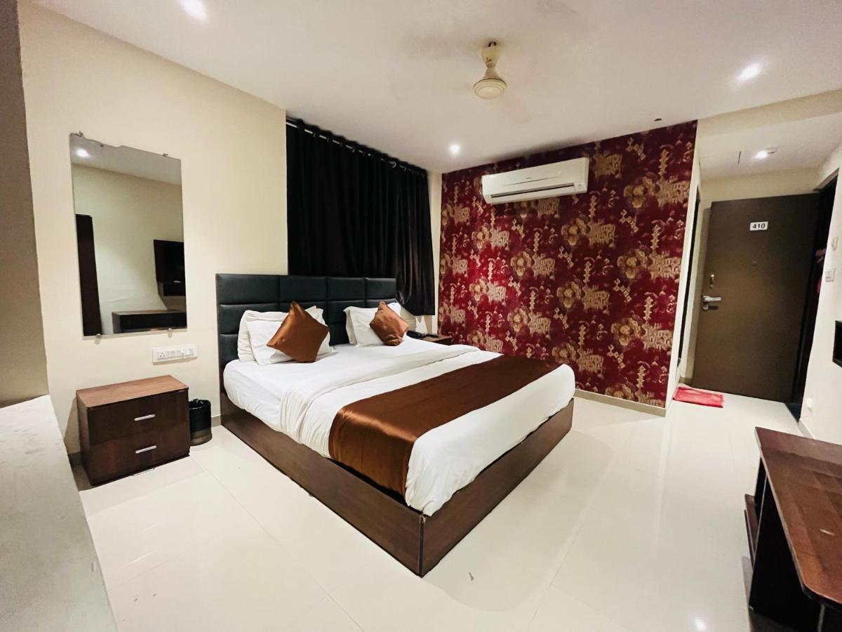 Hotel Nova Vesu Сурат Екстериор снимка