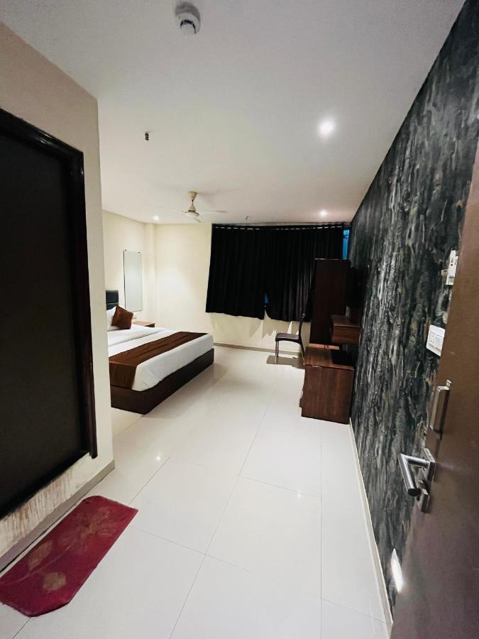 Hotel Nova Vesu Сурат Екстериор снимка