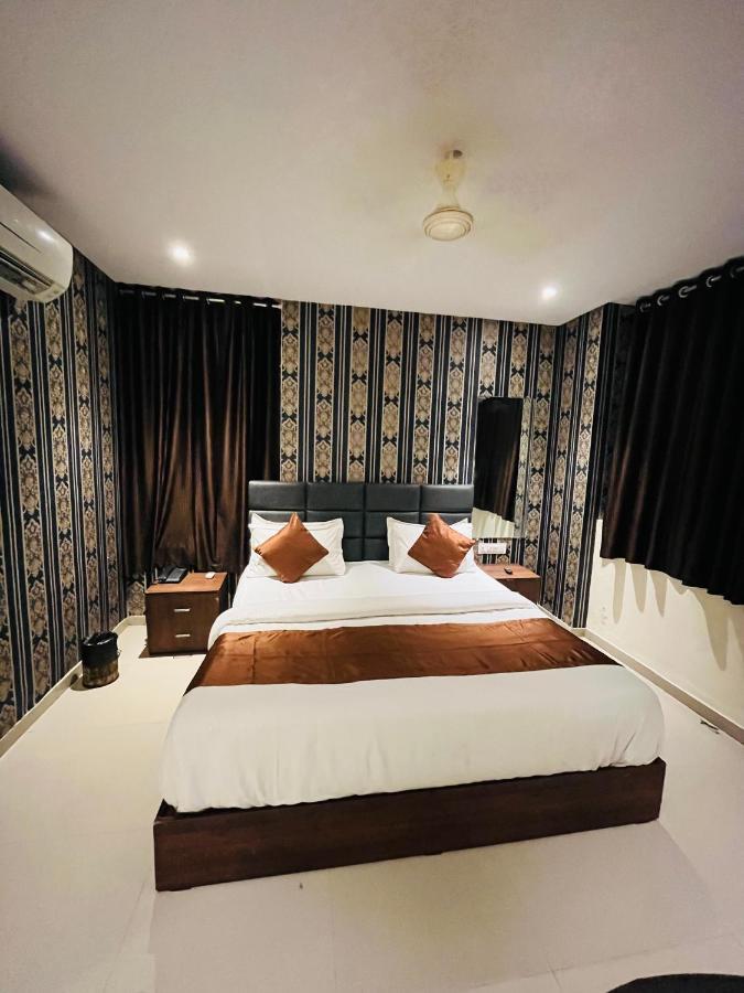 Hotel Nova Vesu Сурат Екстериор снимка