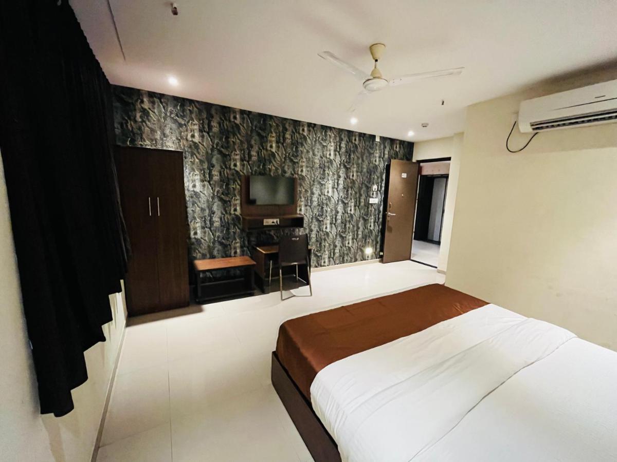 Hotel Nova Vesu Сурат Екстериор снимка